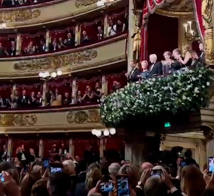 Prima della Scala, oltre 5 minuti di standing ovation per Mattarella: il presidente sul palco d’onore insieme a Von der Leyen, Meloni e La Russa