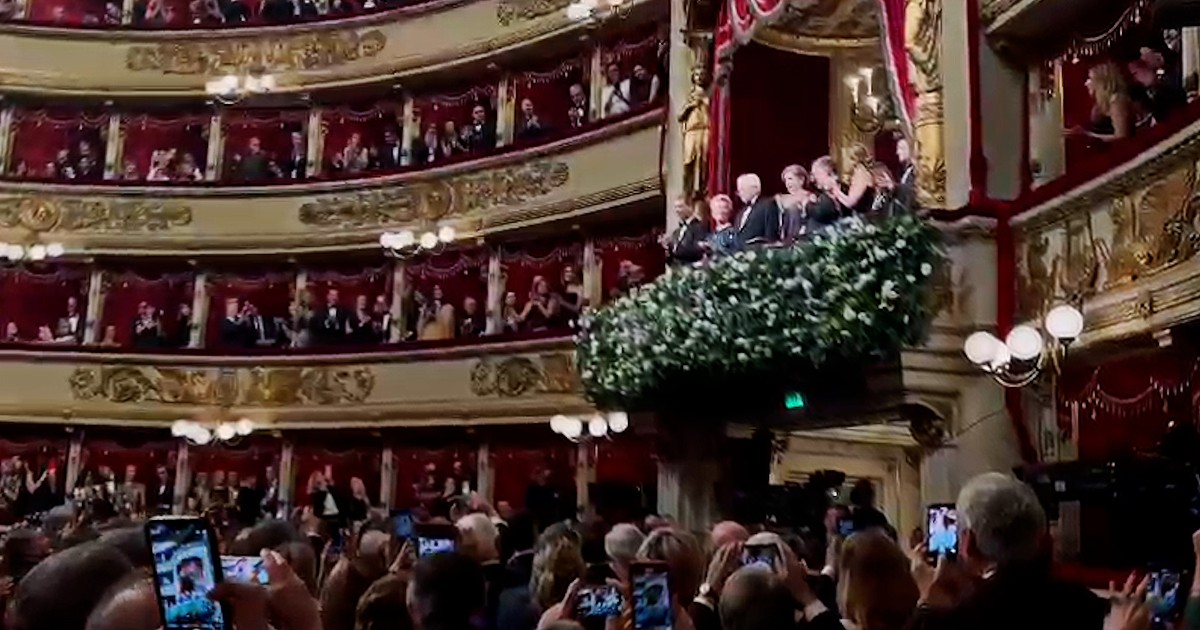 Prima della Scala, oltre 5 minuti di standing ovation per Mattarella: il presidente sul palco d’onore insieme a Von der Leyen, Meloni e La Russa