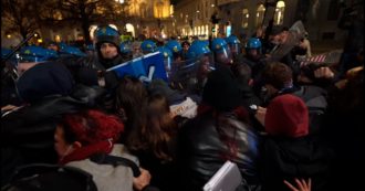 Copertina di Prima della Scala, proteste davanti al teatro: manifestanti tentano di sfondare le transenne ma vengono respinti dalla polizia