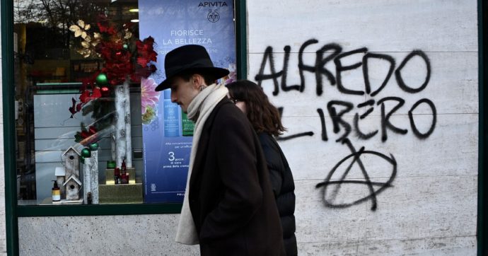 Milano, il questore vieta la manifestazione in solidarietà all’anarchico Alfredo Cospito