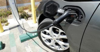 Copertina di 100 miliardi di buoni motivi per lottare sulle batterie