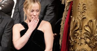 Copertina di Prima della Scala, Giorgia Meloni (in Armani) insieme al compagno Andrea Giambruno: “Ogni tanto cerchiamo di frequentarci”