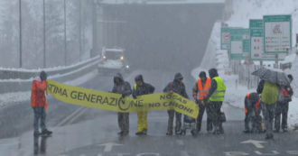 Copertina di Courmayeur, attivisti per il clima bloccano il traforo del Monte Bianco: “Siamo sulla macchina per l’inferno climatico col piede sull’acceleratore”