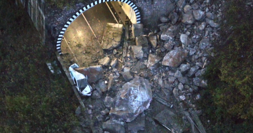 Lecco, enormi massi travolgono furgone all’uscita di una galleria: “Siamo vivi per miracolo” – Video
