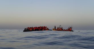 Migranti, l’Italia assegna i porti alle navi Louise Michel, Geo Barents e Humanity: sbarcano 542 persone