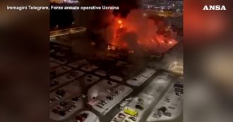 Copertina di Maxi incendio in un centro commerciale a Mosca: la struttura avvolta dalle fiamme – Video