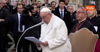 Copertina di Ucraina, il Papa si commuove mentre invoca la pace: “Continuiamo a sperare che sull’odio vinca l’amore” – Video