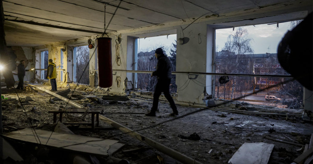 Ucraina, Kuleba: “Non è ancora il momento per la mediazione”. Attacchi russi nel Nord-Est e nel Sud del Paese