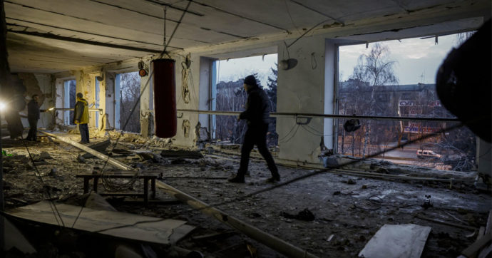 Ucraina, Kuleba: “Non è ancora il momento per la mediazione”. Il Nobel russo per la pace: “Da Putin guerra folle e criminale” – la diretta