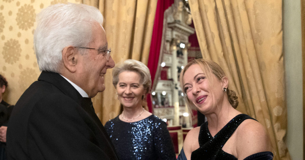 Mattarella positivo al Covid: il capo dello Stato annulla i prossimi impegni. Mercoledì era alla Scala con Meloni (anche lei influenzata)