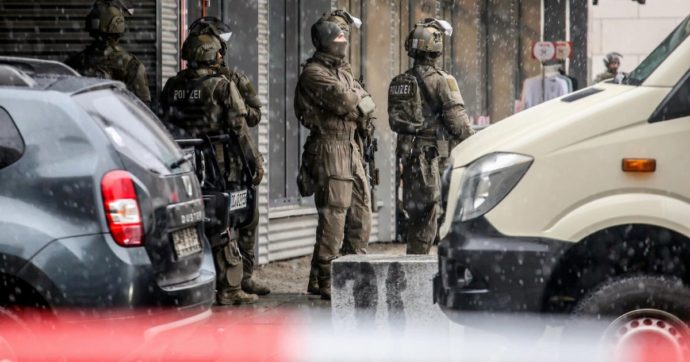 Dresda, prende due ostaggi  e viene ucciso