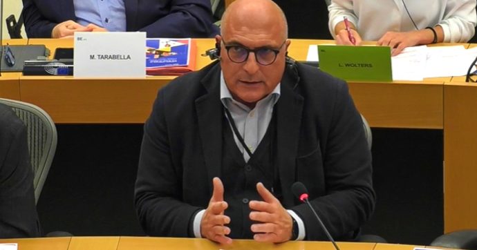 Qatargate, arrestato a Napoli l’eurodeputato Pd Andrea Cozzolino. Nelle carte gli sms a Panzeri: “Risolto, i quattro hanno colpito”