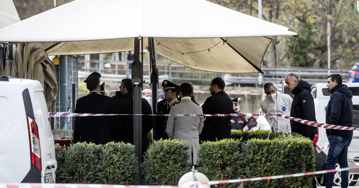 Roma, apre il fuoco all’assemblea di condominio: tre morti. Il killer era già stato denunciato per minacce. L’arma rubata da un poligono di tiro