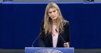 Copertina di Eva Kaili resta in carcere, respinta la richiesta del braccialetto elettronico dal giudici di Bruxelles