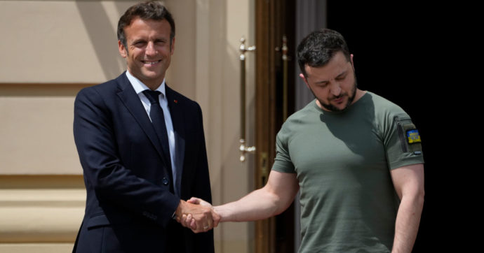 Parigi, Macron gestisce aiuti (e affari): per la pace è presto