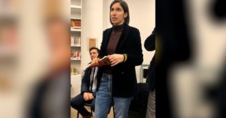 Copertina di Elly Schlein riprende la tessera Pd nello storico circolo della Bolognina: “Qui in punta di piedi per rinnovare il partito”