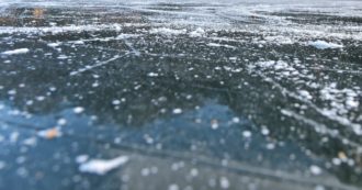 Copertina di Il ghiaccio si rompe e cadono nell’acqua gelida mentre giocano sul lago gelato: morti tre bimbi di 8,10 e 11 anni. Grave un altro di 6 anni