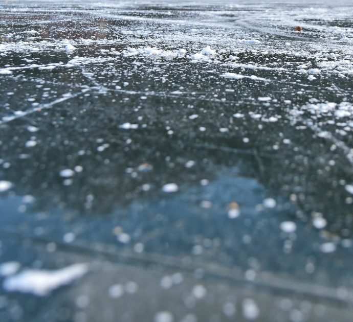 Il ghiaccio si rompe e cadono nell’acqua gelida mentre giocano sul lago gelato: morti tre bimbi di 8,10 e 11 anni. Grave un altro di 6 anni