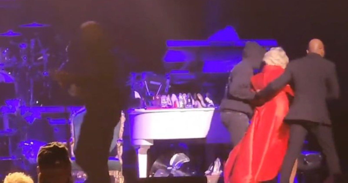 Allarme bomba, interrotto il concerto di Natale di Patti LaBelle: l’artista portata via dal palco dagli agenti della sicurezza