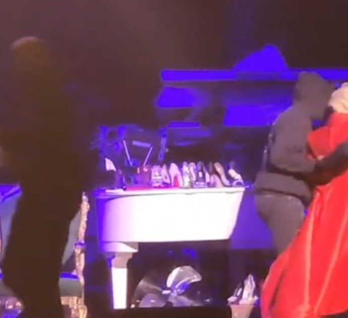 Allarme bomba, interrotto il concerto di Natale di Patti LaBelle: l’artista portata via dal palco dagli agenti della sicurezza