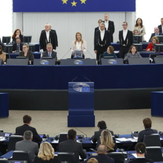 Copertina di Qatargate: 750 mila euro e beni sequestrati a Kaili. Indignazione al Parlamento Ue. Il Fatto di domani 13 dicembre