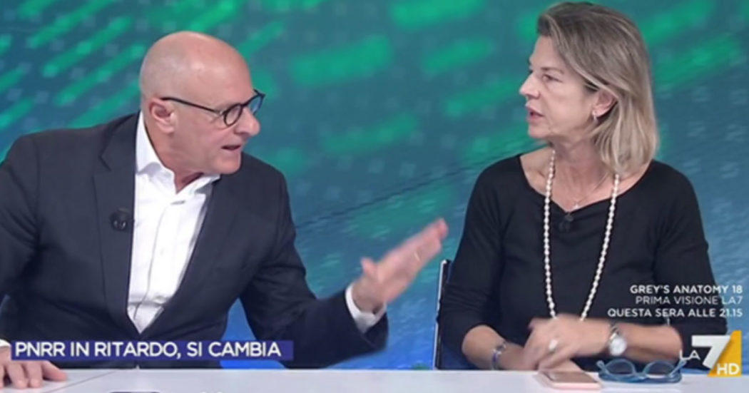 Rampelli sbotta con Fusani a La7: “Mica facciamo come vuoi te, sennò ti candidi alle elezioni”.  Parte la sigla ma si sentono le loro urla