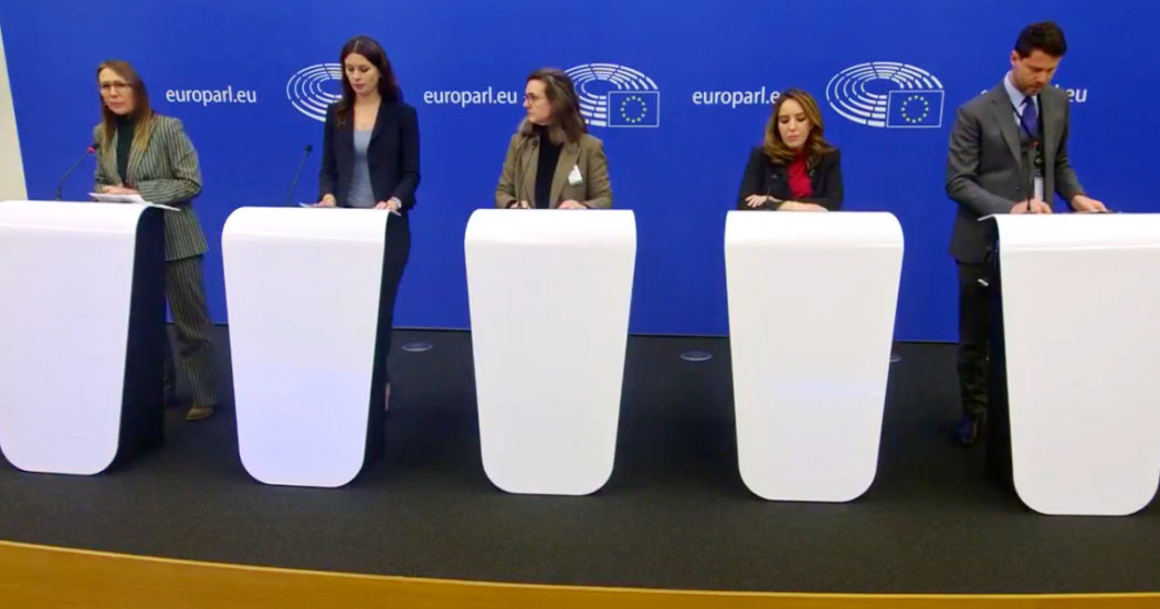 Premio Sacharov 2022, Assange è tra i finalisti ma non può partecipare alla cerimonia perché in carcere: la diretta del M5s