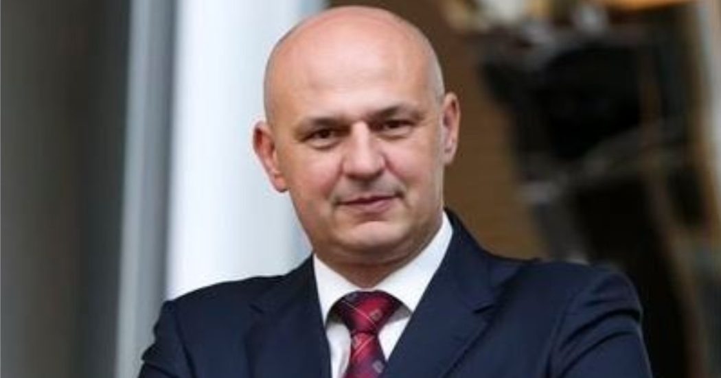 Qatar-gate, capo di una ong per i diritti umani e no vax: ecco chi è l’unico parlamentare che ha votato contro la destituzione di Eva Kaili