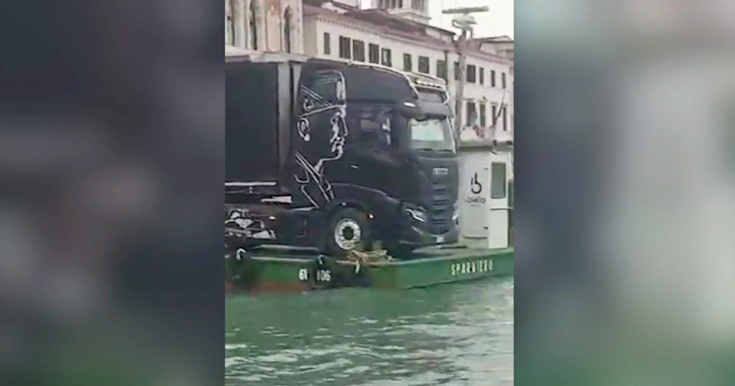 Venezia, su una chiatta spunta tir con l’effige di Mussolini e la scritta “Duce”. La sorpresa dei passanti: “Non ci credo” – Video