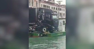 Copertina di Venezia, su una chiatta spunta tir con l’effige di Mussolini e la scritta “Duce”. La sorpresa dei passanti: “Non ci credo” – Video
