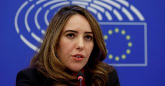 Copertina di Premio Sacharov, alla cerimonia il “fantasma”. Assange. La moglie: “Dovrebbe esser qui lui”