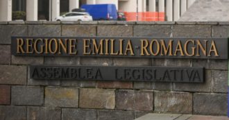 Copertina di Emilia Romagna, la Lega propone screening di tutti i cittadini dai 26 anni in su per verificare la fertilità. Pd e M5s: “Da regime totalitario”