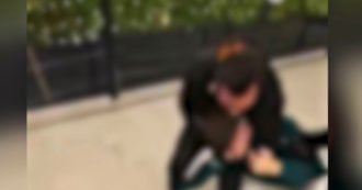 Copertina di Bergamo, buttafuori stringono al collo un ragazzo fuori da un locale: “Attento, non respira più” – Video