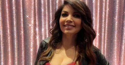 Copertina di “Avevo pubblicato uno scatto in cui mi truccavo: ora è una foto porno. Che schifo, una violazione verso me e le donne”: lo sfogo di Cristina D’Avena