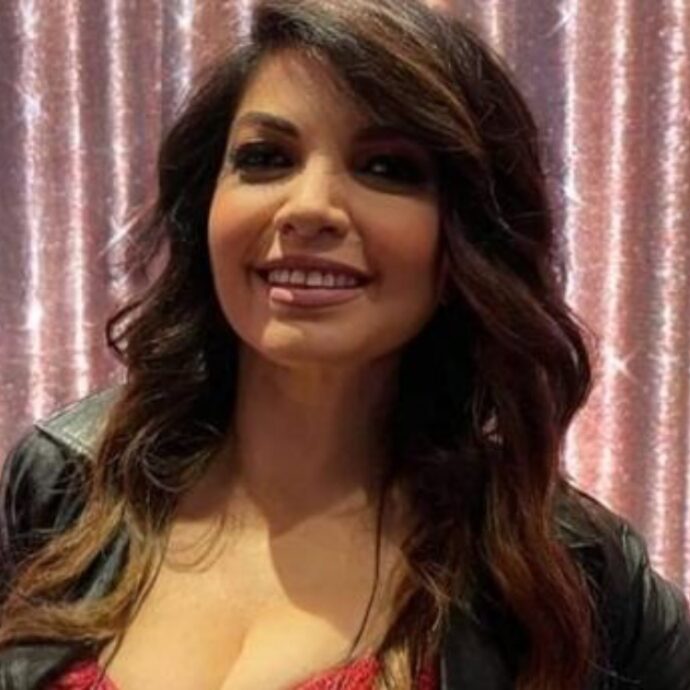 Cristina D’Avena ospite alla festa di Fratelli D’Italia: “Con Giorgia Meloni canterei Mila e Shiro o Memole”