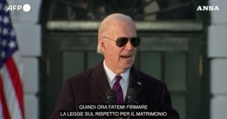 Copertina di Joe Biden firma la legge che tutela il matrimoni omosessuali: “Importante per ogni americano, non importa chi sei o chi ami”