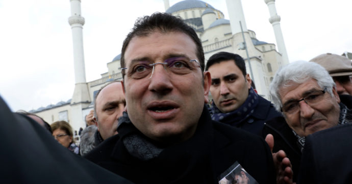 Turchia, condannato per oltraggio il sindaco di Istanbul Imamoglu: se la sentenza sarà confermata non potrà correre contro Erdoğan