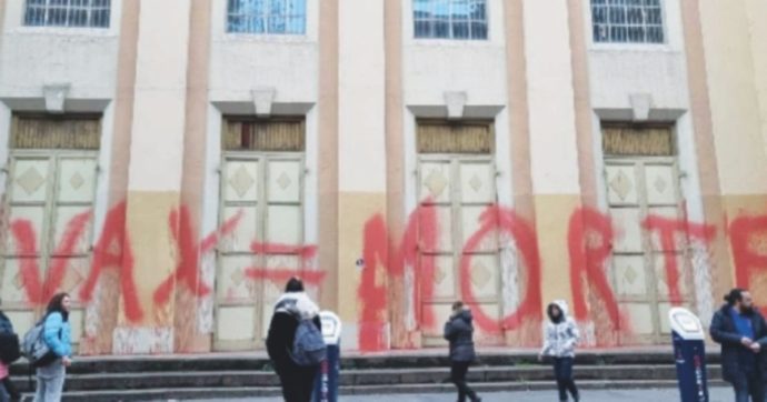 Copertina di “Vax = Morte”, scritte giganti all’Isef e liceo Cavour a Torino