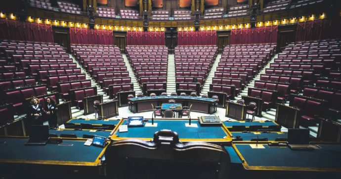 Camera, diffida ai 5 irriducibili delle 2 poltrone