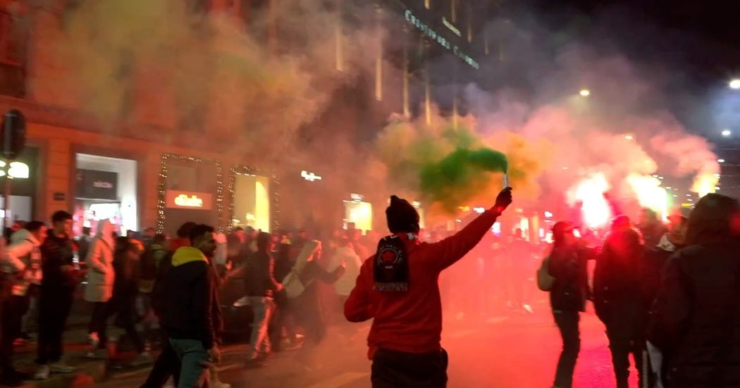 Mondiali in Qatar, Marocco sconfitto dalla Francia ma a Milano si festeggia comunque tra balli e fumogeni – Video
