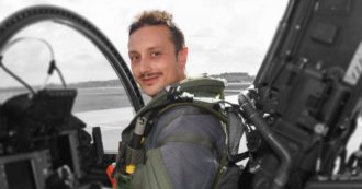 Copertina di Fabio Altruda, il pilota del caccia Eurofighter precipitato aveva 15 anni di esperienza: “La scatola nera chiarirà la dinamica”