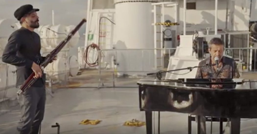 Migranti, l’esibizione di Daniele Silvestri sulla nave di Emergency per sostenere la prima missione. E l’artista Tvboy realizza un murales