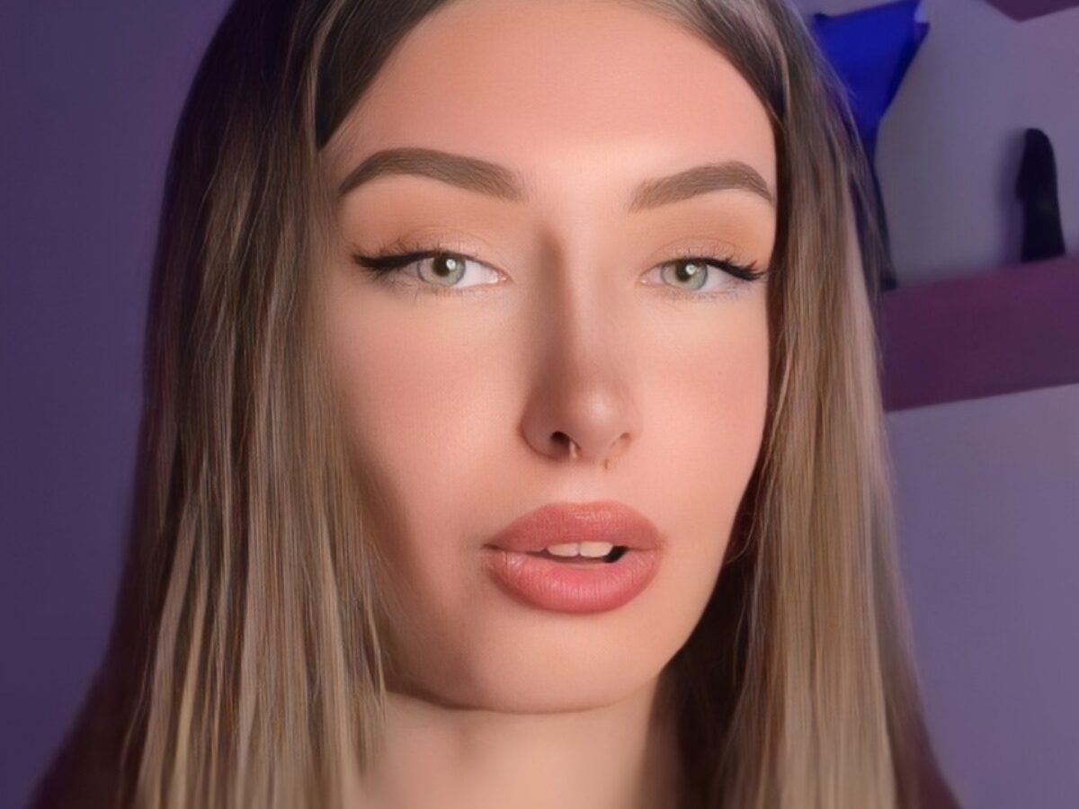 Elisa Esposito, la “prof del corsivo” è disperata: “Non mi si carica più il telefono, come faccio a vivere?”