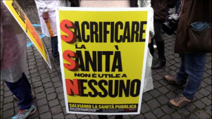 Copertina di Roma, medici e infermieri in piazza in difesa della sanità pubblica: “È in atto uno smantellamento occulto. Manovra? Non è previsto un euro”