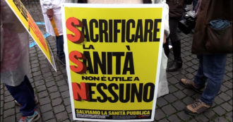 Copertina di Roma, medici e infermieri in piazza in difesa della sanità pubblica: “È in atto uno smantellamento occulto. Manovra? Non è previsto un euro”