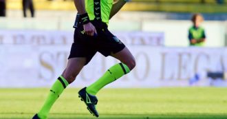Copertina di Novara, genitore di un calciatore under 14 picchia l’arbitro 15enne: emesso un Daspo