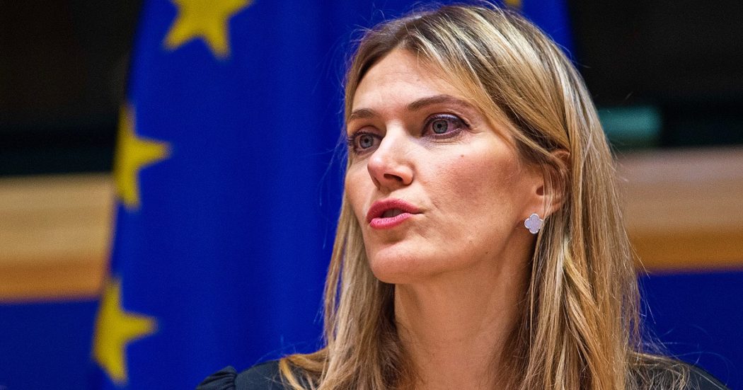 Mazzette in Ue, la difesa di Eva Kaili: “Coi soldi non c’entro. Quando li ho visti in casa, ho chiesto a mio padre di portarli via”