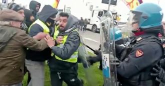 Copertina di Bergamo, protestano i facchini di una coop di Italtrans per il licenziamento di un delegato: scontri con la polizia, ferito un lavoratore