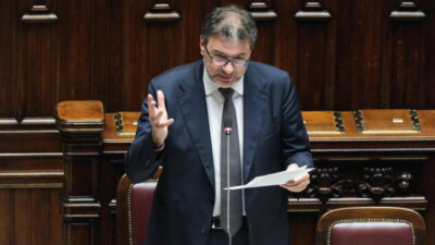 Copertina di Giorgetti alla Camera: “Chiederemo tutta la flessibilità Ue possibile per l’energia e lo 0,9% del pil per la difesa”