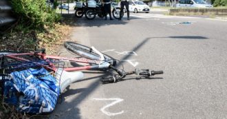 Copertina di Investito in bici insieme al figlio di sei anni: morto un 49enne vicino Asti. Il bimbo è grave